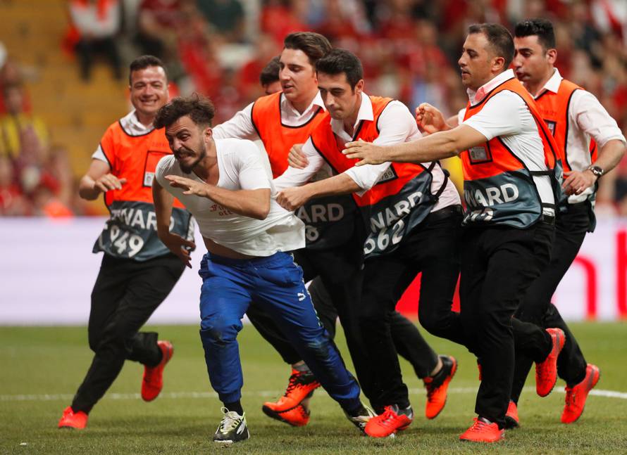 Huligan uklizao Van Dijku na Superkupu, redari ga izbacili