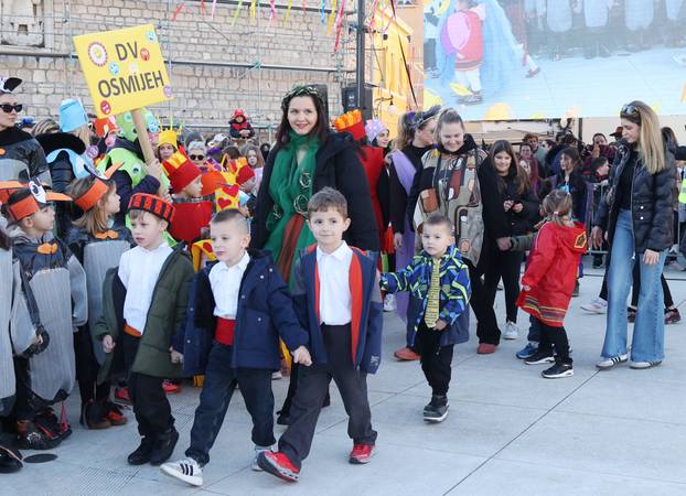 Šibenik: Maškarana povorka Šibenskog krnjevala 2026. prošetala je gradom sa 300 Dalmatinera