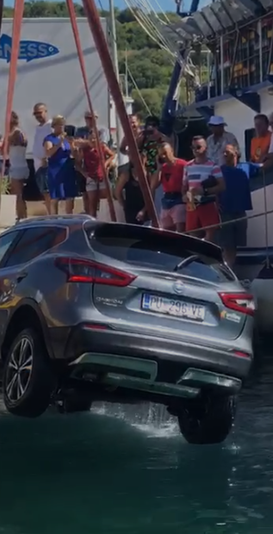 Zaboravio podići ručnu: Auto  mu je na Visu završio u moru