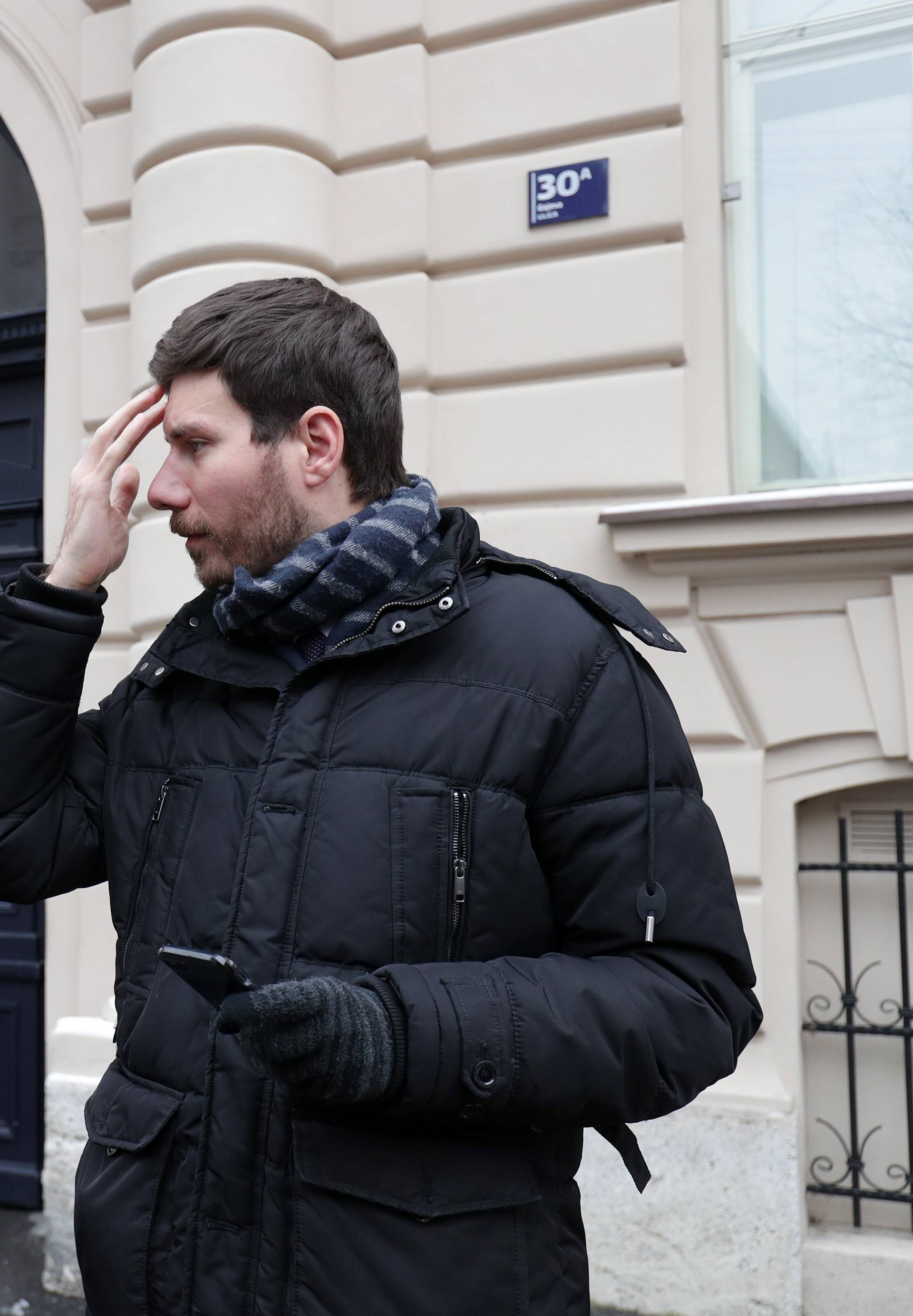 Zagreb: Saborski zastupnik Ivan Pernar odrÅ¾ao konferenciju za medije ispred zgrade DORH-a