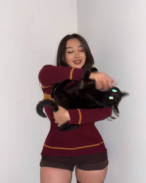 FOTO 'Imam toliko velike grudi da me svi mrze. Nisu umjetne!'