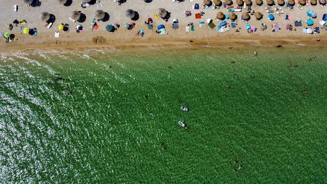 Ime najbolje opisuje ovu plažu na otoku Pagu - zovu je Čista i prava je oaza daleko od civilizacije