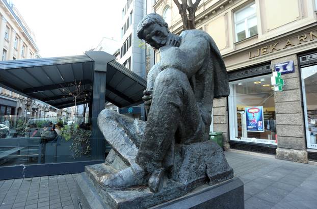 Zagreb: Napuknut spomenik Nikoli Tesli u Teslinoj ulici