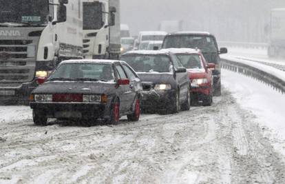 Kaos zbog snijega: Čak 100 vozila se sudarilo u Njemačkoj