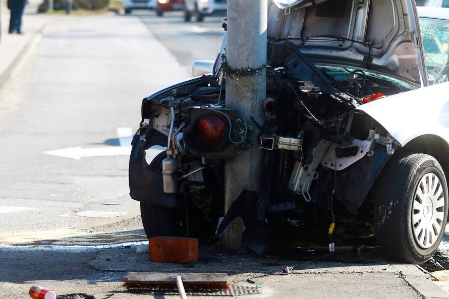 Zagreb: Automobil smrskan nakon Å¡to se zabio u stup semafora, nekoliko ozlijeÄenih