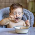Dopustite svom djetetu da radi nered kad jede, a evo i zašto