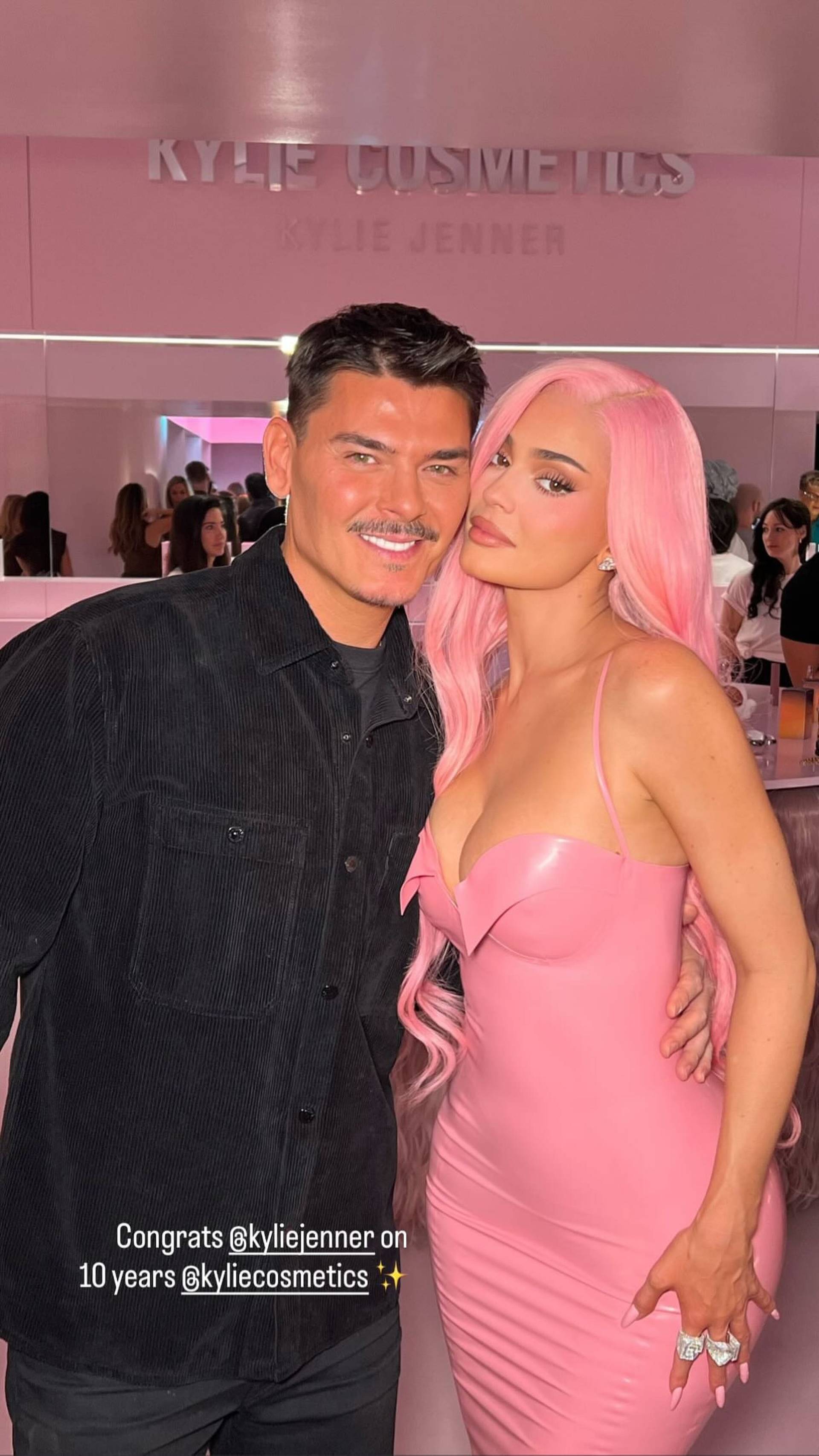 FOTO Lateks, duboki dekolte i križ među grudima: Kim jedva obuzdala svoje bujne obline...