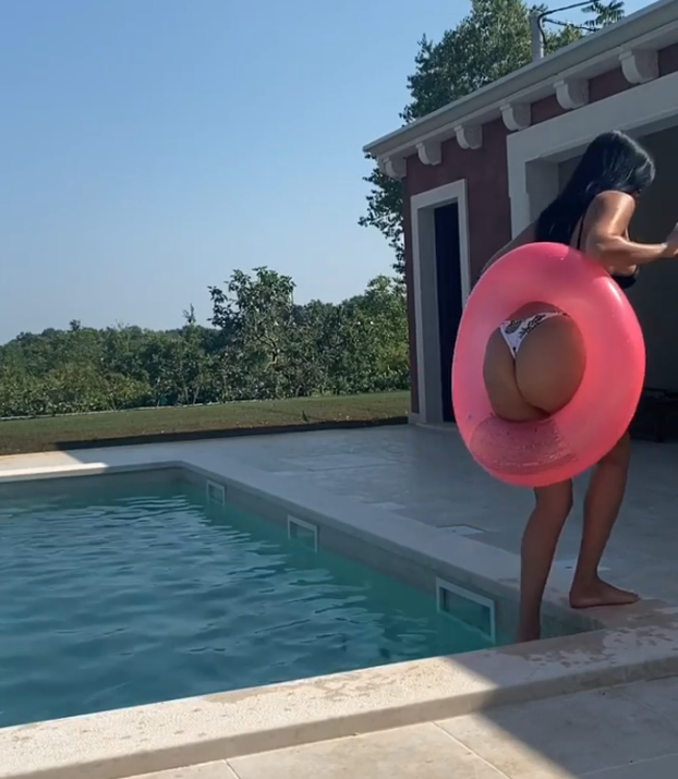 Ove ljepotice znaju kako se brzo rashladiti: Na njima samo tange