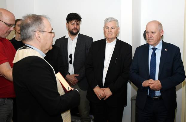 Petrinja: Ministar Bačić obišao tri obitelji koijim su izgrađene zamjenske kuće