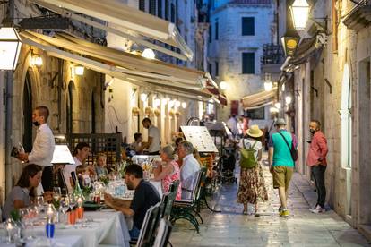 Na ulicama Dubrovnika sve više turista, noćni život se probudio