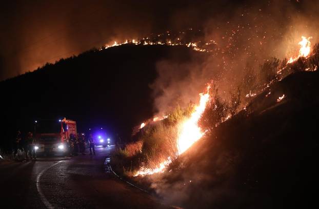 Jak vjetar stvara poteškoće vatrogascima na požarištima kod Žrnovnice, Srinjina i Sitnog Donjeg