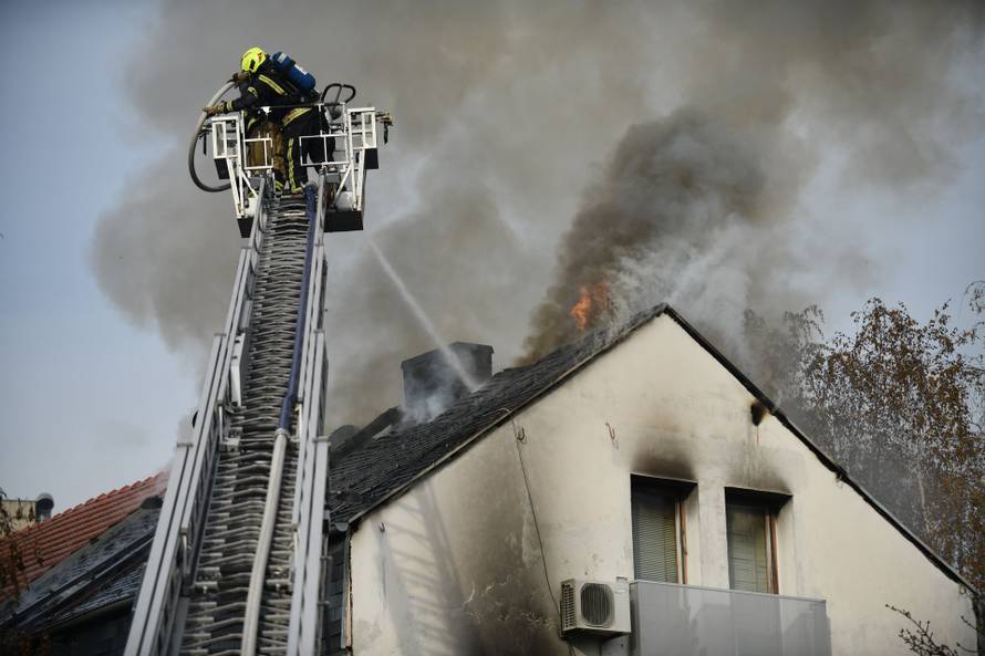 Zagreb: Vatrogasci gase požar na obiteljskoj kući u Maksimiru