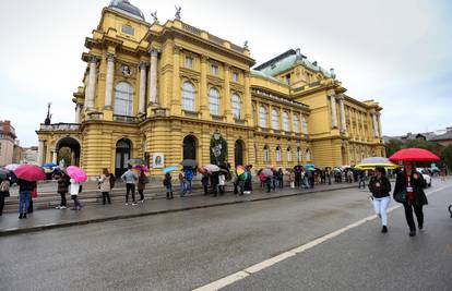 Ispred HNK ništa novo, opet su veliki redovi za balet 'Orašar'