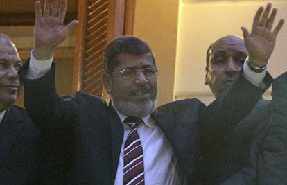 Bivšem predsjedniku Egipta produžen pritvor za 15 dana