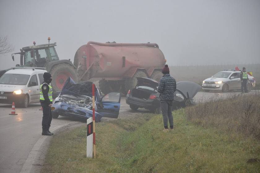 Dvoje ljudi ozlijeđeno u sudaru dva auta i traktora u Križevcima