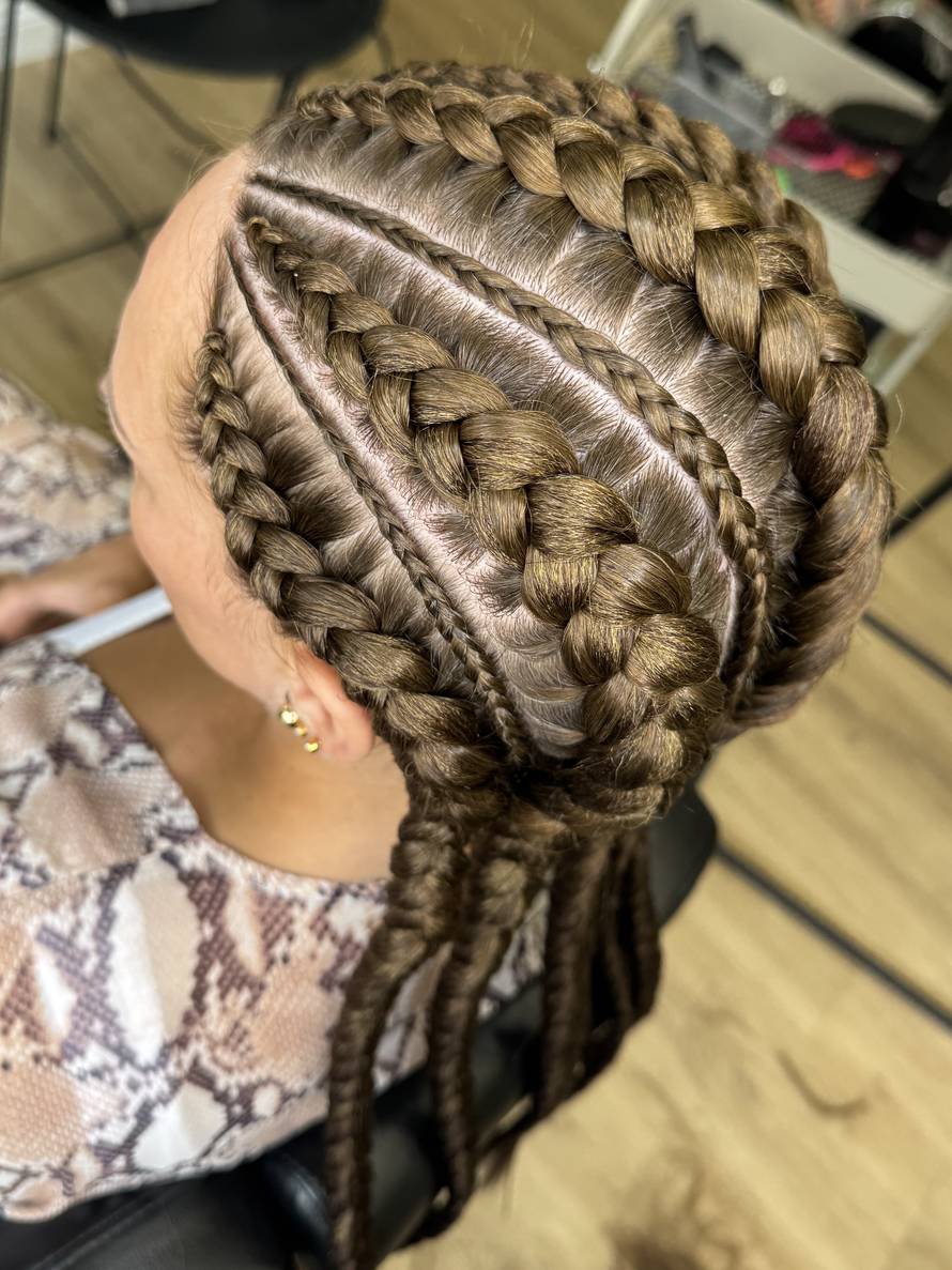 Možete li zamisliti život bez pegle i fena? Ove frizure to omogućuju!