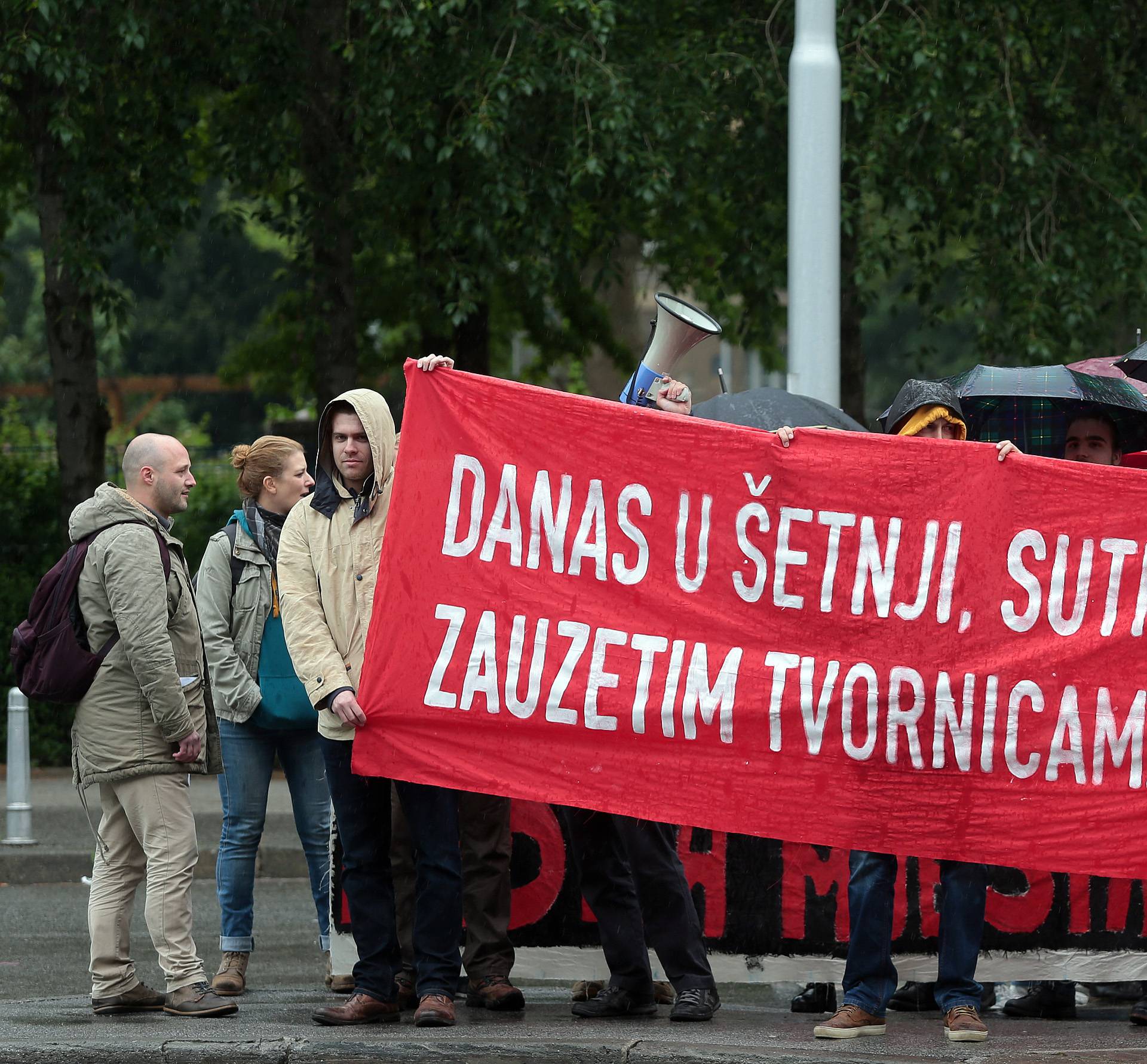 Prosvjed u Maksimiru: 'S faksa na burzu - s posla na groblje'