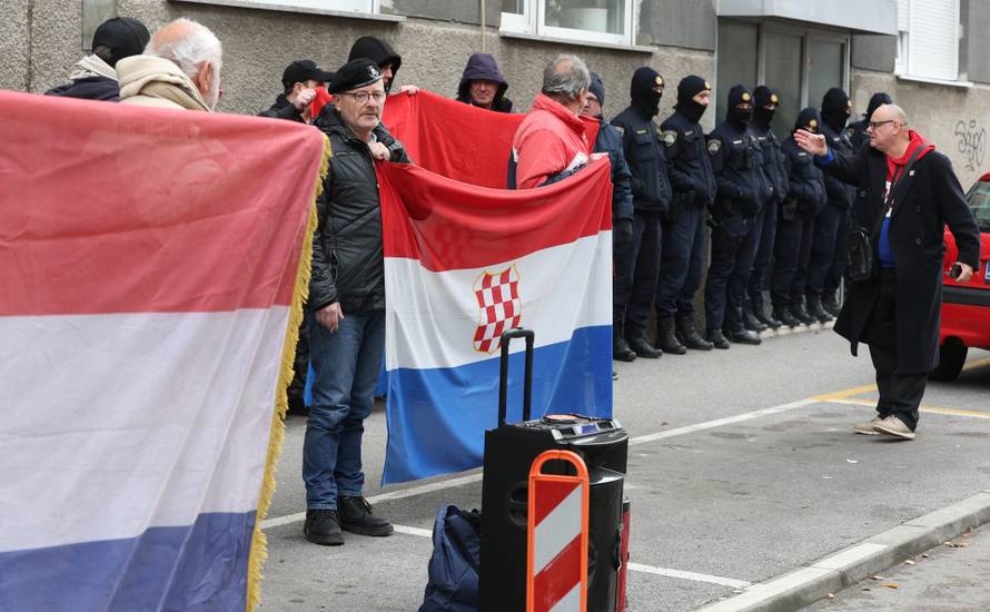 Prosvjednici  su stigli pred stan Tomislava Tomaševića i najavili  da će pjevati Thompsonove pjesme 