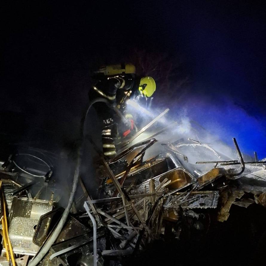Sramota na Krku! Divljaci napali vatrogasce dok su gasili požar! Jednog udarili šakom u glavu