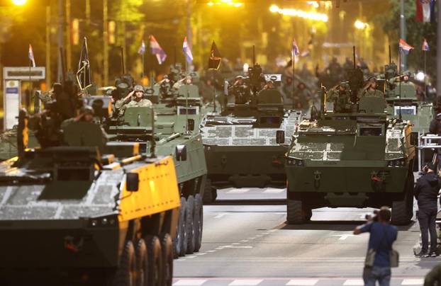 Generalna proba svečanog vojnog mimohoda u večernjim satima privukla zanimanje zagrepčana