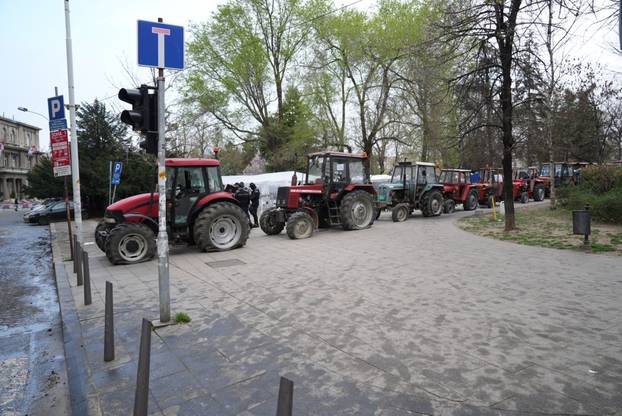 Beograd: Oštećeni traktori parkirani oko Pionirskog parka
