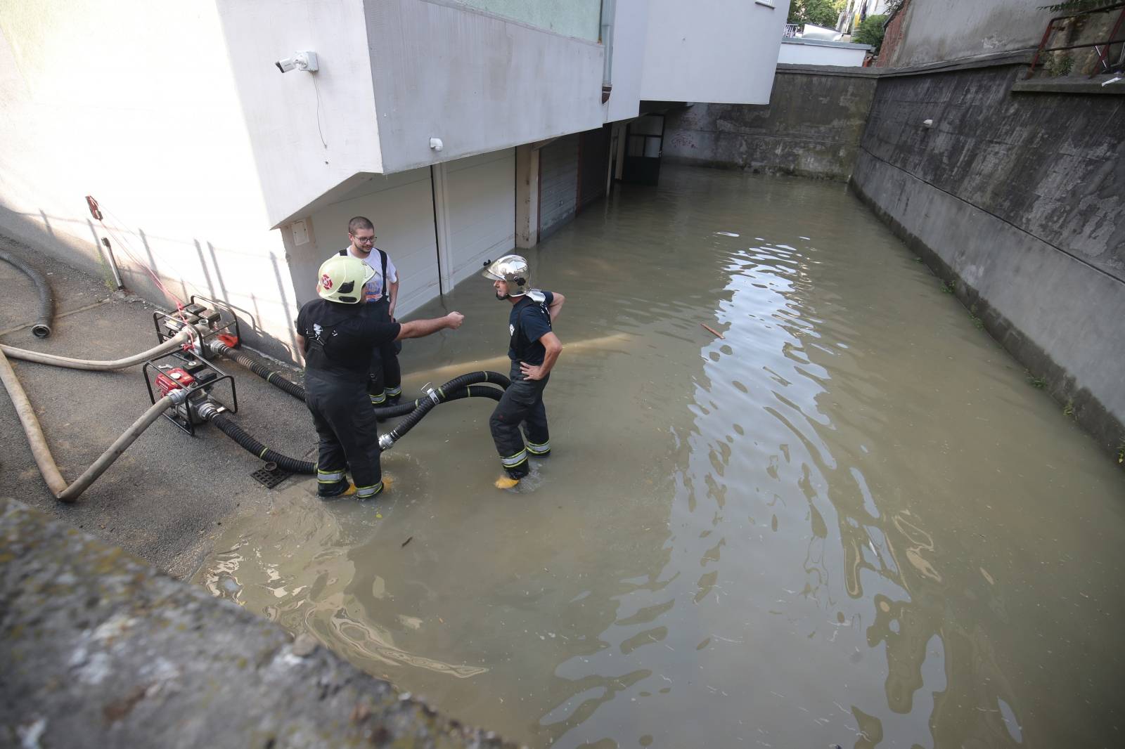 Zagreb: Zbog puknute cijevi u Selskoj poplavljen dio gradske četvrti trešnjevka sjever