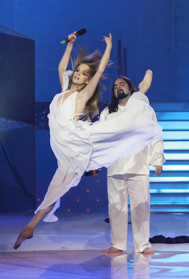 ARHIVA - Boris Novković s pjesmom 'Vukovi umiru sami' pobijedio na Dori 2005.