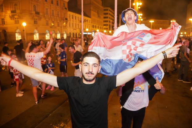 Zagreb: Slavlje navijača na trgu nakon pobjede Hrvatske