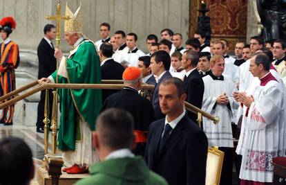 Papa Benedikt dobio pokretno postolje da se manje umara
