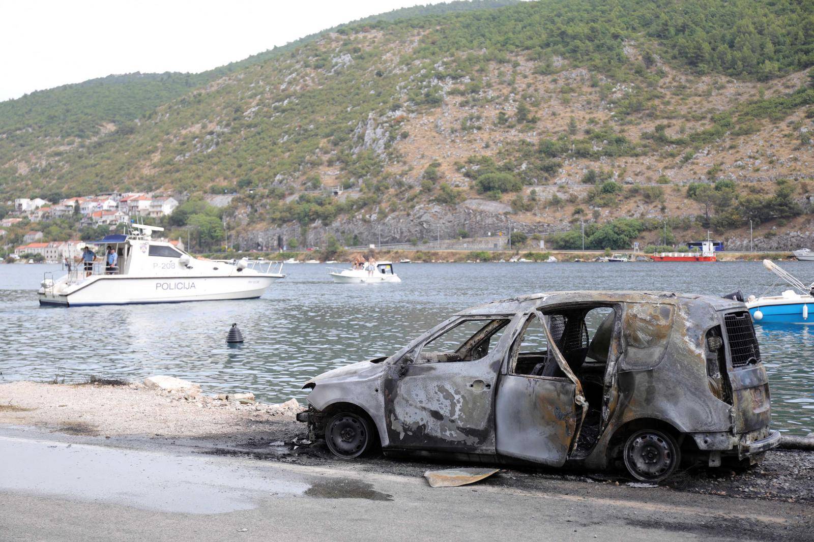 VIDEO Požar kod Dubrovnika: Gorjele brodice, jedan kombi, automobili, crni dim je posvuda