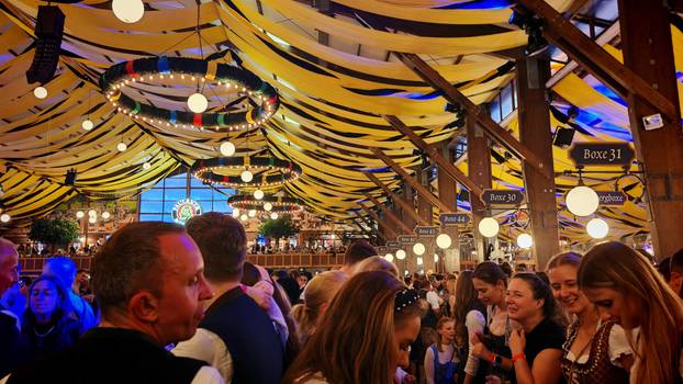 FOTO 24sata na Oktoberfestu:  Evo koliko košta krigla pive!