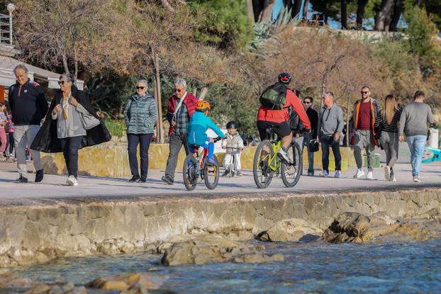 Split: Sunčan dan na Bačvicama 