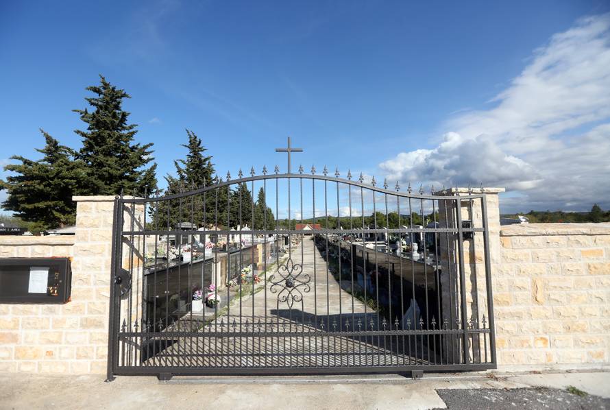 Izvadili pokojnika, prazan lijes mjesec dana stoji na groblju...