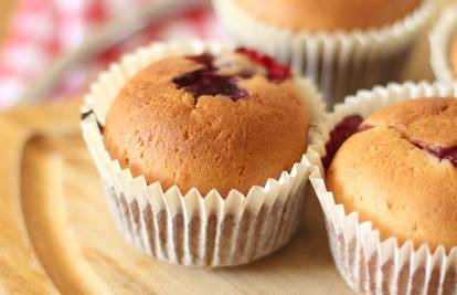 Muffini kakve niste jeli: Punjeni su kremom od sira i višnjama