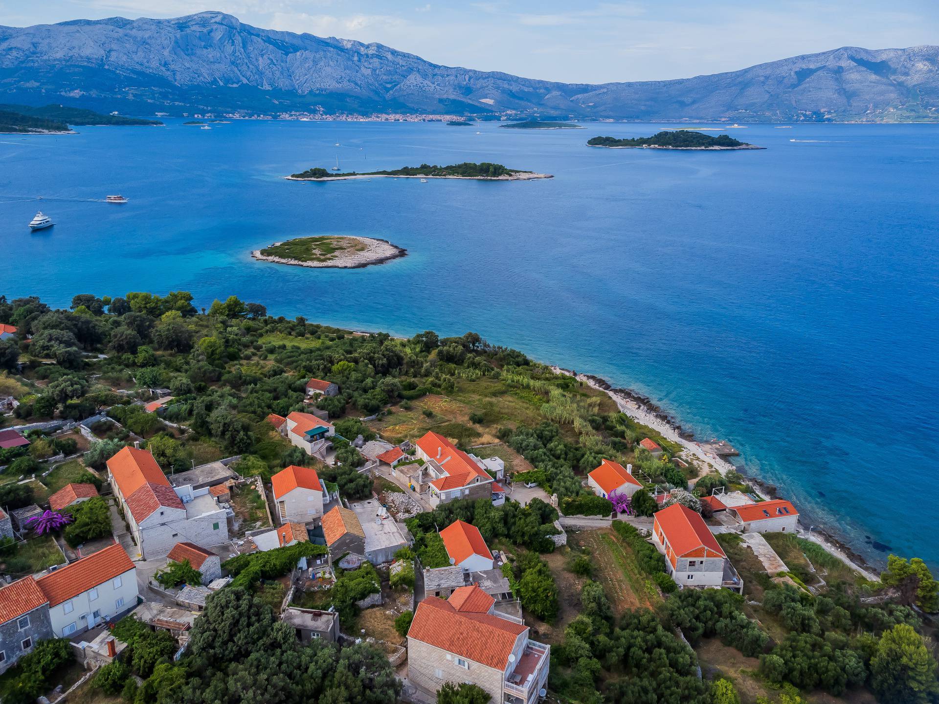 Na plaži Bilin Žal kod Lumbarde svatko može pronaći svoj komadić raja