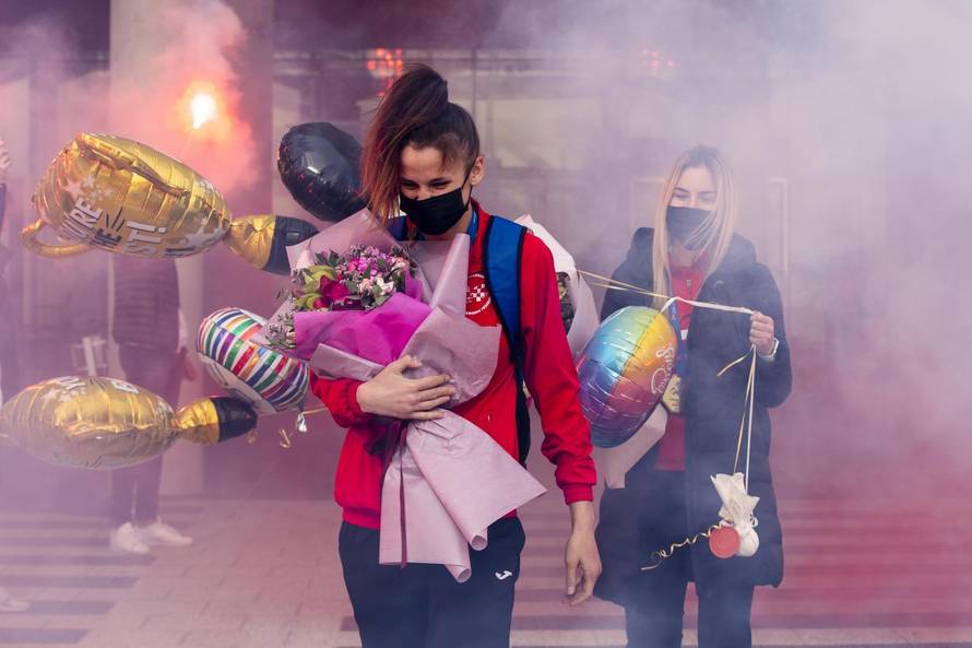 Kastel Stafilic: Organiziran docek za Mateu Jelic, Brunu Vuletic i Lenu Stojkovic