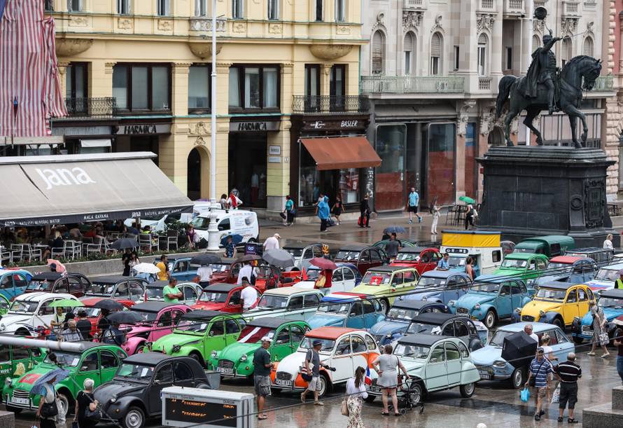 Spačeki okupirali Trg: Ma ovo je naš automobilski Woodstock