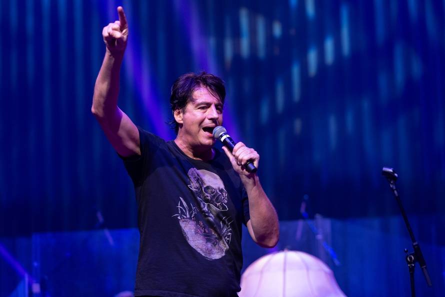 Rastaje li se Novković po četvrti put? Nastupao je bez prstena...