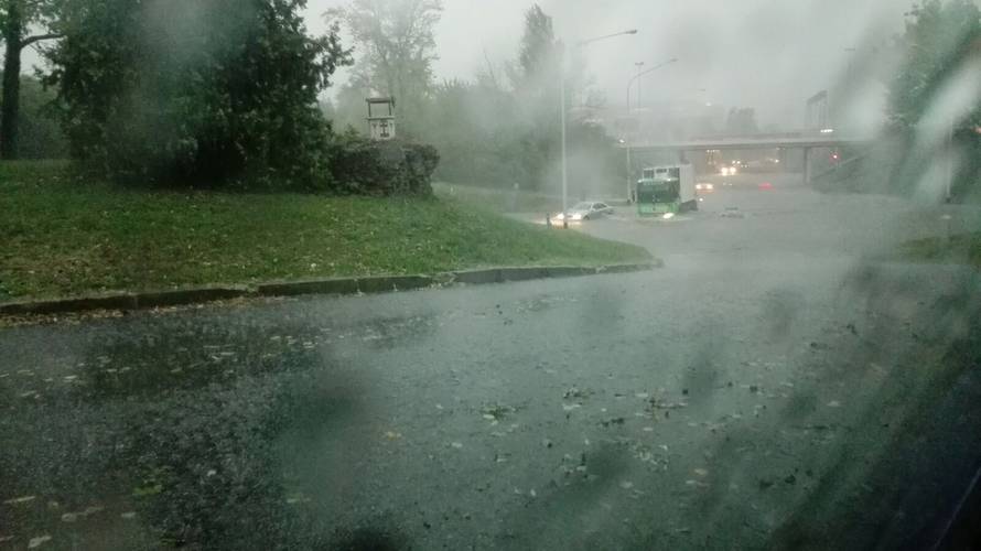 Ulice i podvožnjaci pod vodom: Zagreb pogodilo jako nevrijeme