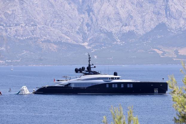 Obiteljski odmor slavnog podcastera na Braču: Joe Rogan uživa na superjahti, kupa se i skače u more