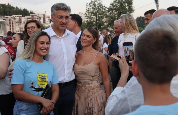 Ploče: Premijer Plenković se s pobjedničkim ekipama nakon završetka 29. Maratona lađa