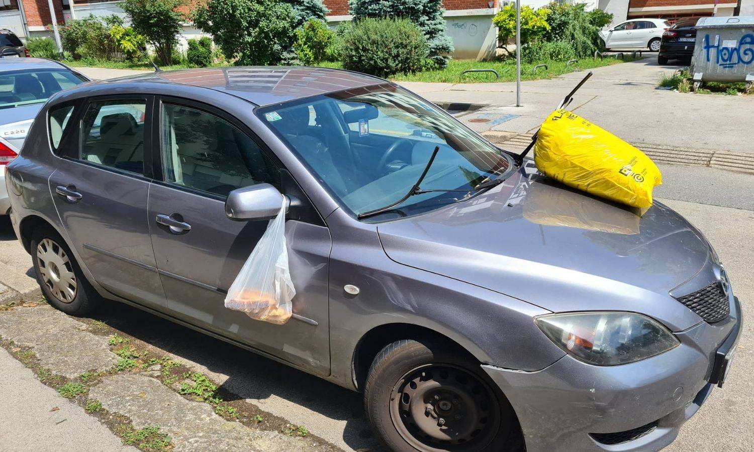 Parkirao na Jarunu ispred kontejnera, okitili mu auto  smećem: 'Idiot i klošar...'