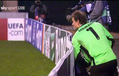 Stislo ga: Lehmann mokrio po reklami usred utakmice