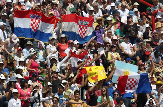 Sarajevo: Brojne zastave iz svih krajeva svijeta hodo?asnici podigli u zrak dok iš?ekuju papu Franju