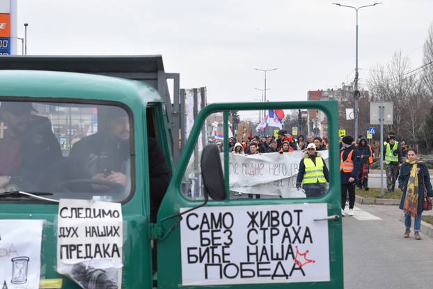 FOTO Ljuti studenti na prosvjedu u Srbiji: 'Svakog se trenutka očekuje da će pasti...'