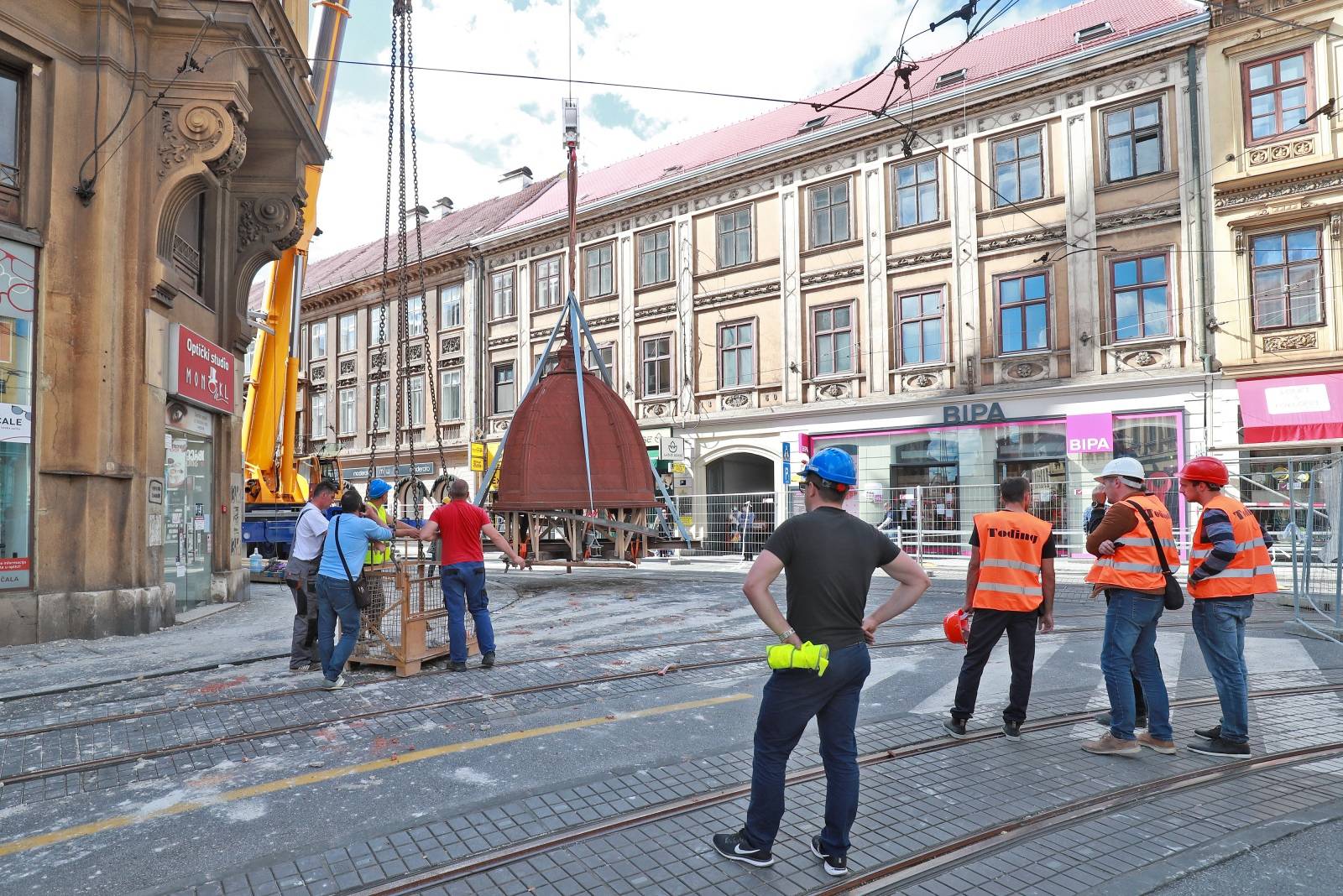 Zagreb: Skinuta kupola na križanju Frankopanske i Ilice zbog oštećenja u potresu