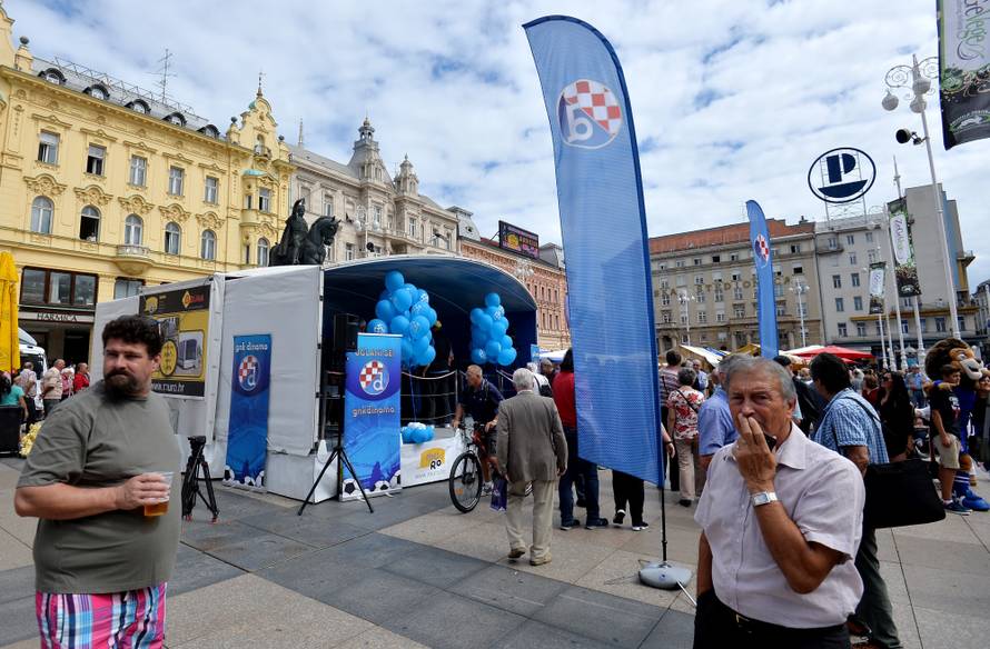 To su pravi šampioni! Trofej i lopta iz '67. izloženi na Trgu