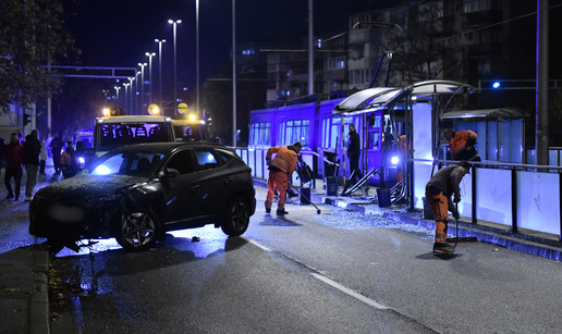 FOTO Kaos u Zagrebu: Autom se zaletio u tramvajsku stanicu u Prečkom, cesta je puna stakla...