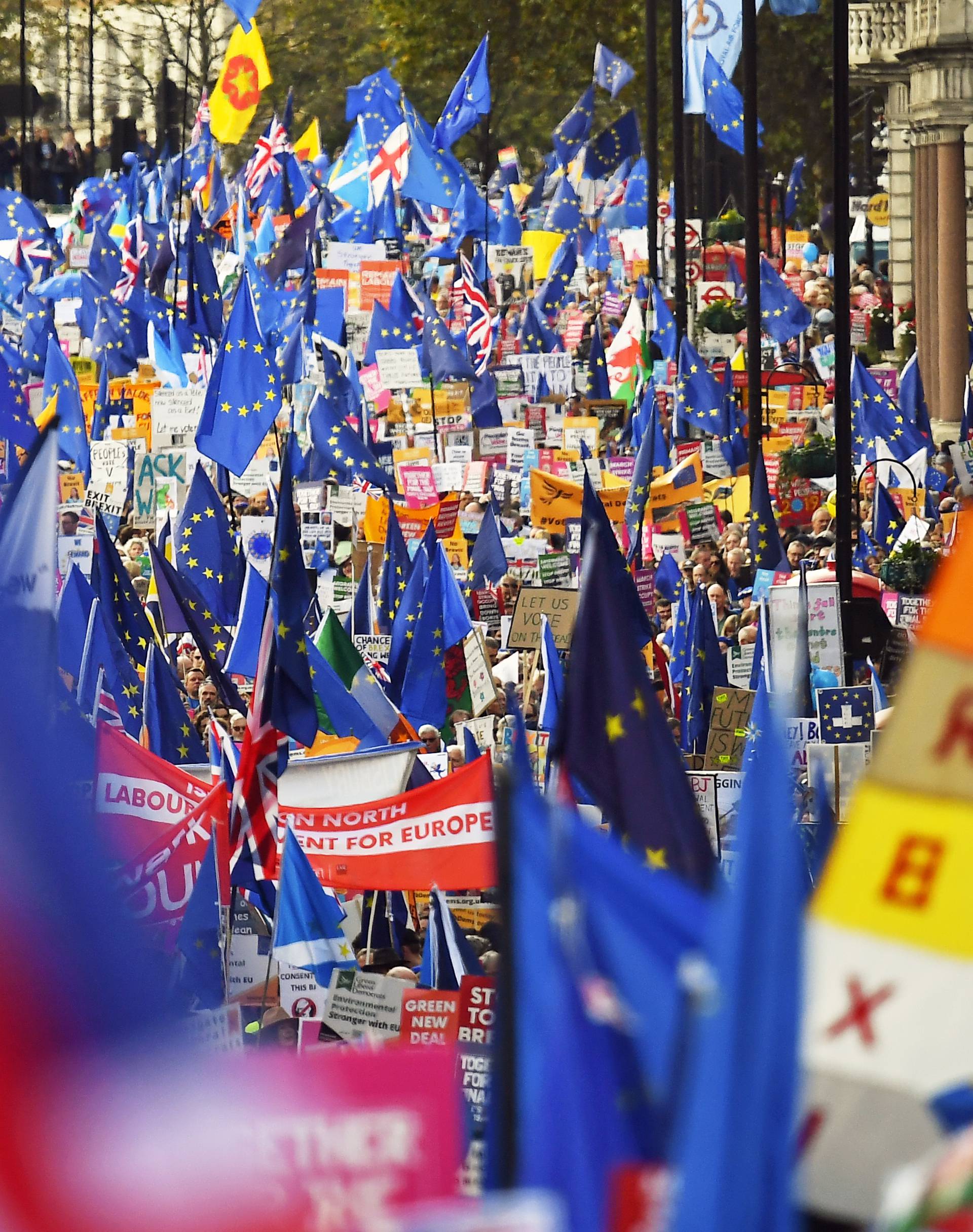 Desetine tisuća na ulicama Londona, žele novi referendum