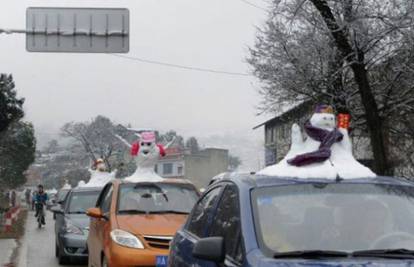 Kakva ideja: Prodaju snjegoviće kao ukrase za auto